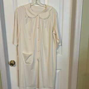 Shadowline vintage nylon robe button front. Size Large. Lace embellishments